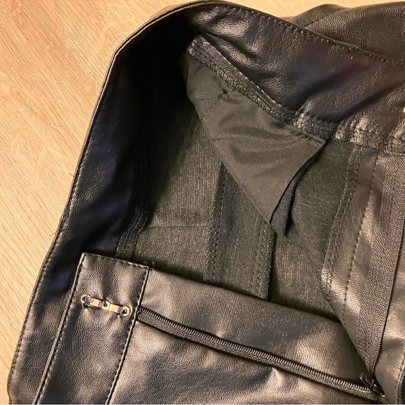 Black pleather cuffed shorts - Picture 3 of 3